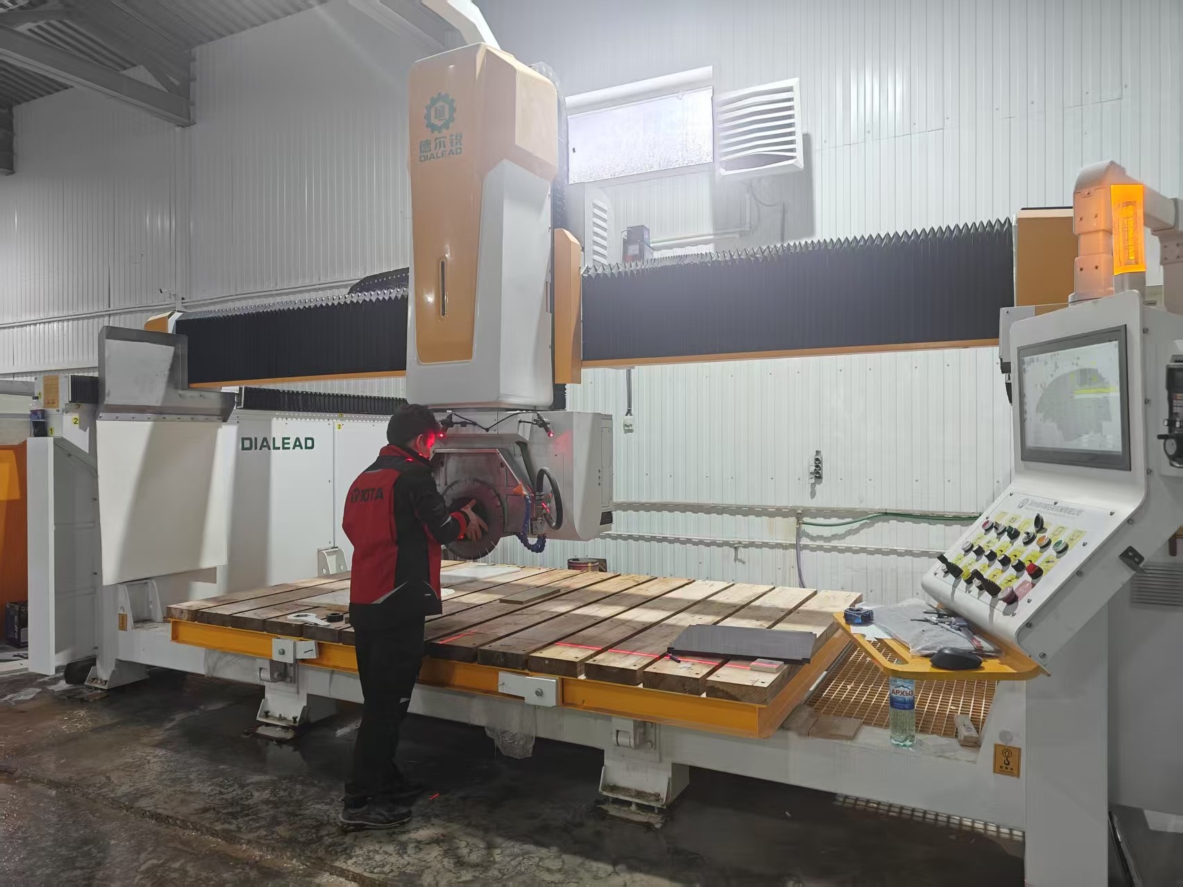 آخرین مورد شرکت ماشین برش پل 450mm 5 محور در کلین