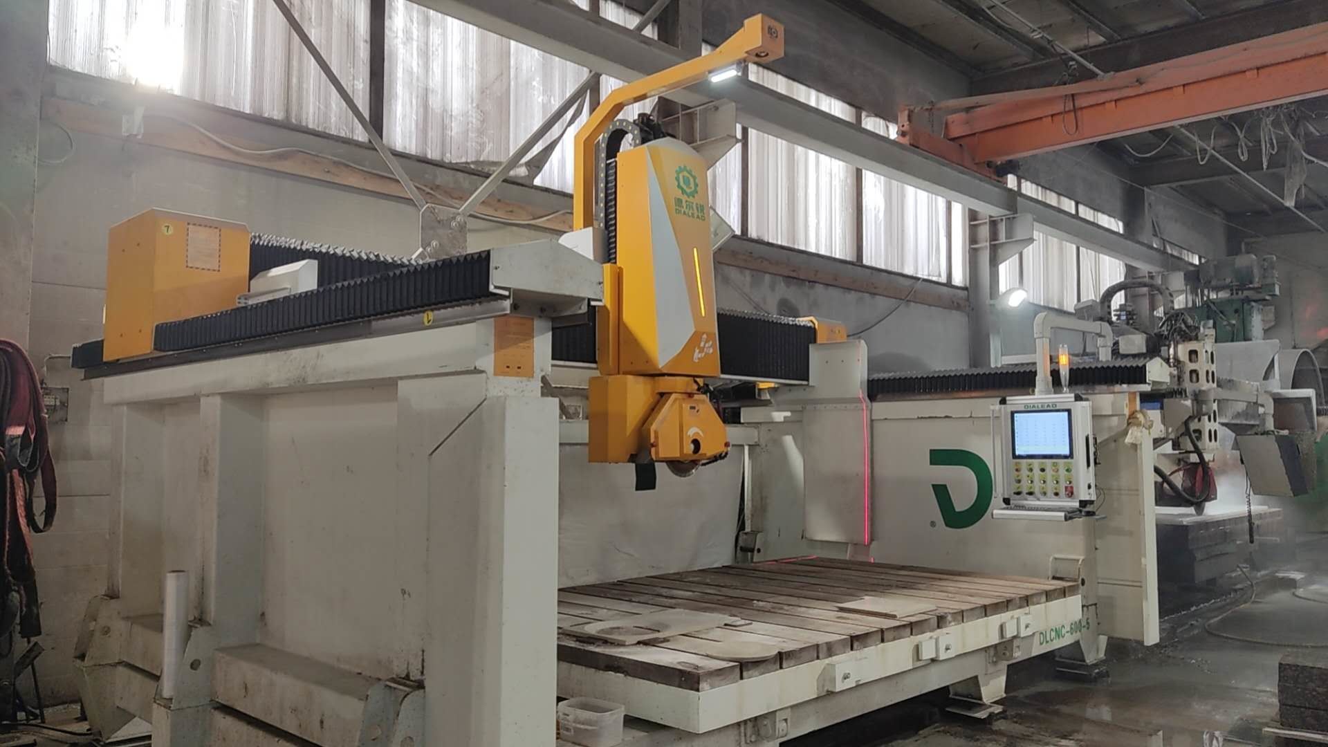 آخرین مورد شرکت ماشین برش پل 600mm 5 محور در سنت پترزبورگ